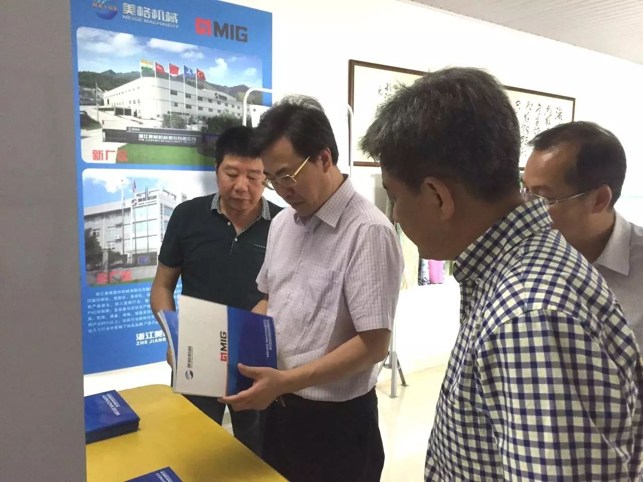 Direktør Hong Qinghua fra Hangzhou kommunale kommission for økonomi og informationsteknologi besøgte virksomheden til forskning