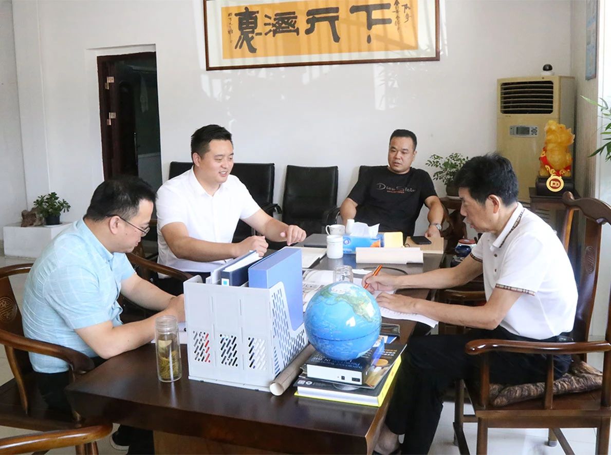 Xu Yang, vicedirektør for investeringsfremmebureauet i Jiangsu Siyang Economic Development Zone, besøgte Zhejiang Meige Machinery for forskning og inspektion
